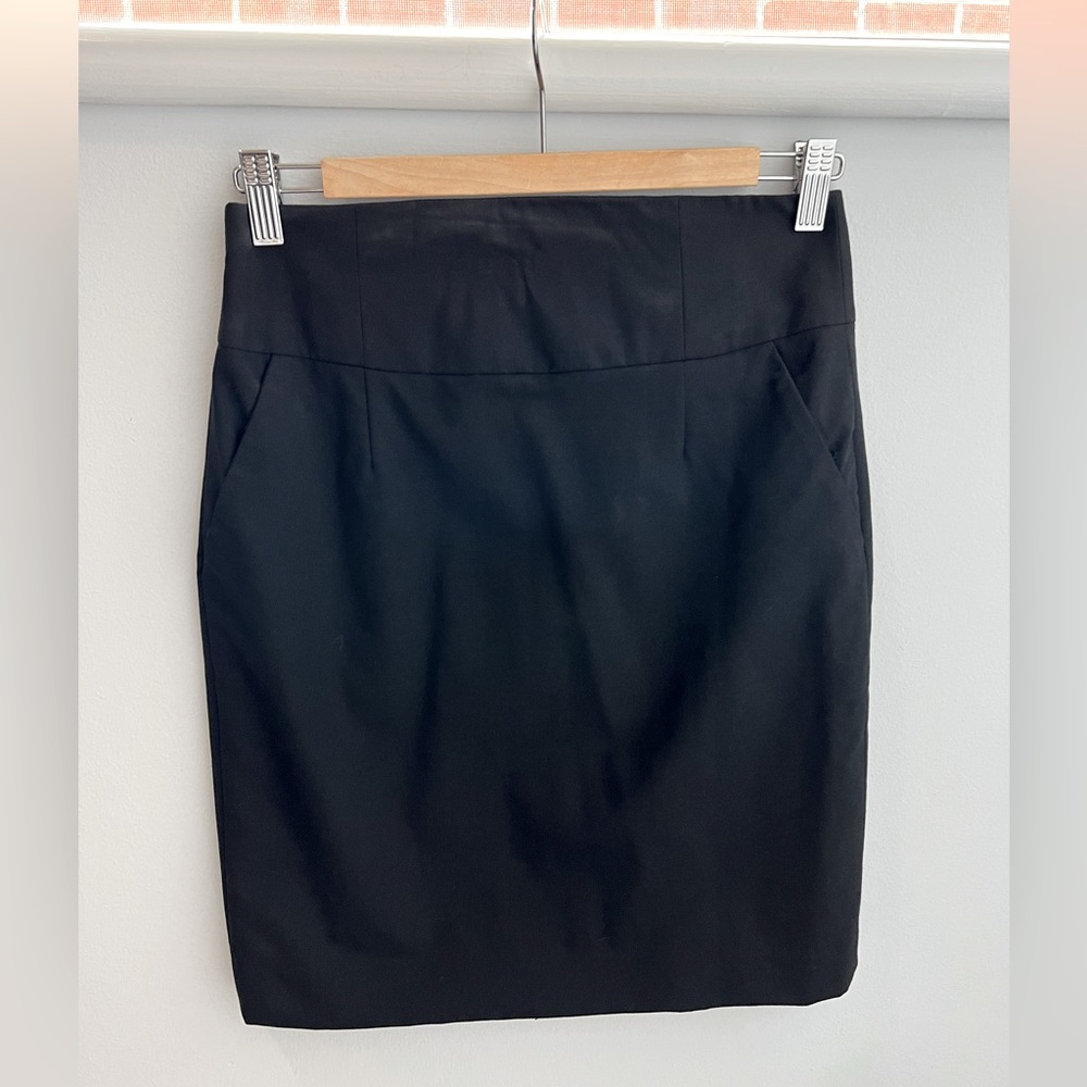 Classic black pencil skirt with pockets